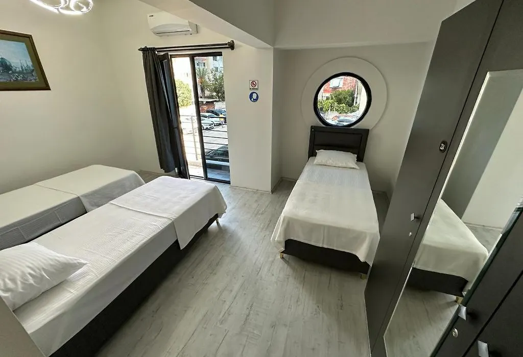 Hadrian'S Gate Family Hostel-1