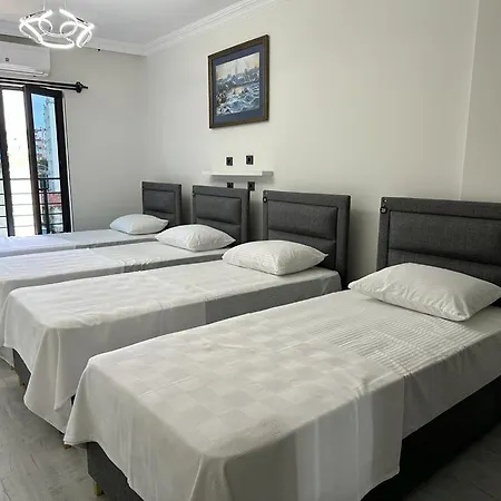 Hadrian'S Gate Family Hostel-2